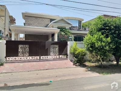 ڈی ایچ اے فیز 4 ڈیفنس (ڈی ایچ اے) لاہور میں 5 کمروں کا 1 کنال مکان 1.2 لاکھ میں کرایہ پر دستیاب ہے۔ ڈی ایچ اے فیز 4 ڈیفنس (ڈی ایچ اے) لاہور میں 5 کمروں کا 1 کنال مکان 1.2 لاکھ میں کرایہ پر دستیاب ہے۔