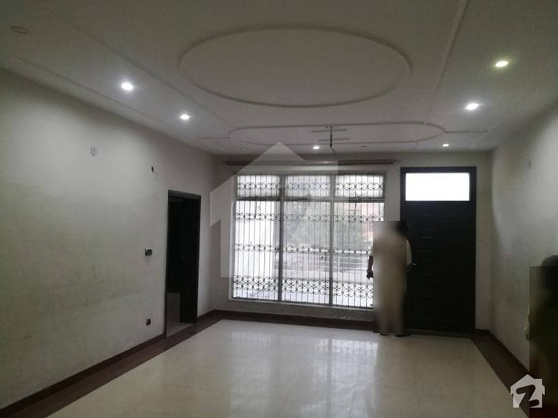 علامہ اقبال ٹاؤن لاہور میں 3 کمروں کا 1 کنال بالائی پورشن 64 ہزار میں کرایہ پر دستیاب ہے۔