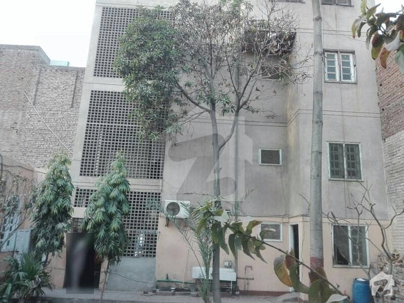 ملت چوک فیصل آباد میں 18 مرلہ عمارت 14 کروڑ میں برائے فروخت۔