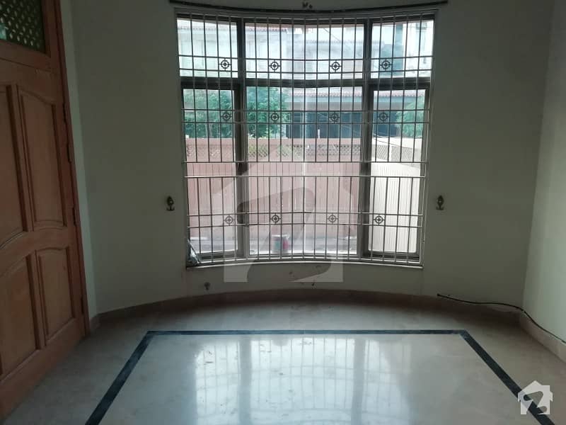 1 Kanal Neat Clean 3 Bed Upper Portion Separate Gate For Rent