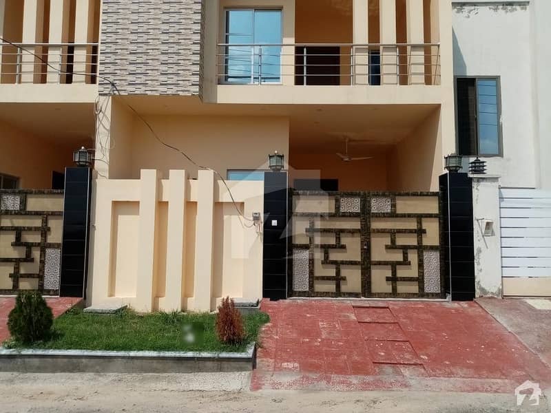 خیابان گرین ستیانہ روڈ فیصل آباد میں 6 مرلہ مکان 95 لاکھ میں برائے فروخت۔