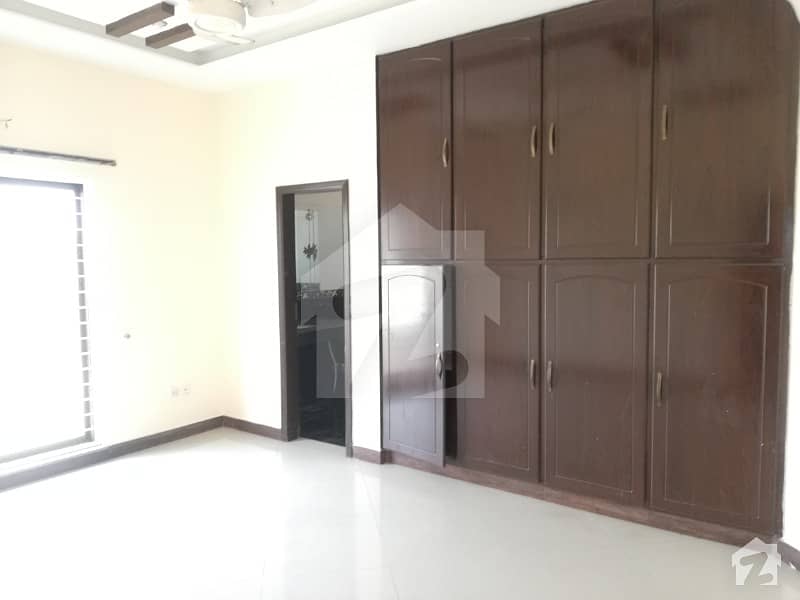 1 Kanal Upper Portion Ideal Location 3 Bed Rooms Dha Phase 8 Ex Air Avenue