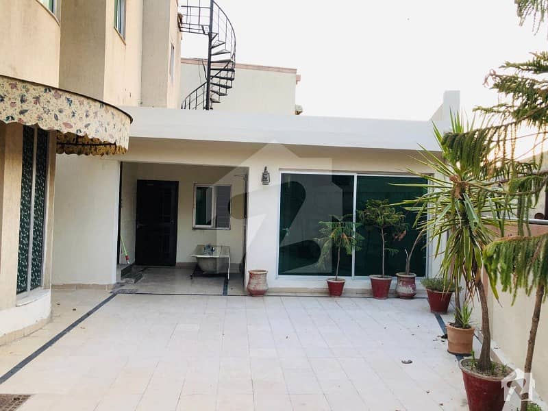 23 Marla Out Class Villa Available For Rent