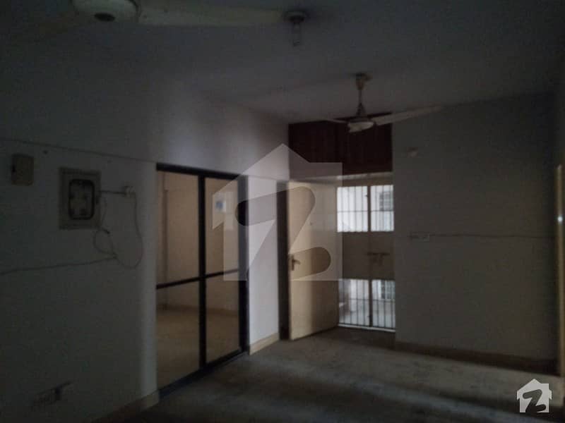 نارتھ ناظم آباد ۔ بلاک کے نارتھ ناظم آباد کراچی میں 5 کمروں کا 6 مرلہ فلیٹ 87 لاکھ میں برائے فروخت۔