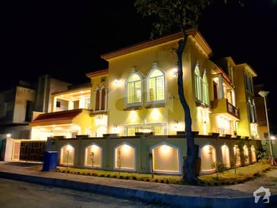 Luxurious 6 Bed Corner House For Sale Luxurious 6 Bed Corner House For Sale