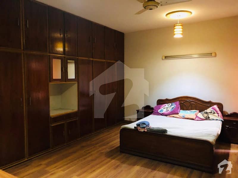کنال برگ لاہور میں 6 کمروں کا 10 مرلہ مکان 2.5 کروڑ میں برائے فروخت۔