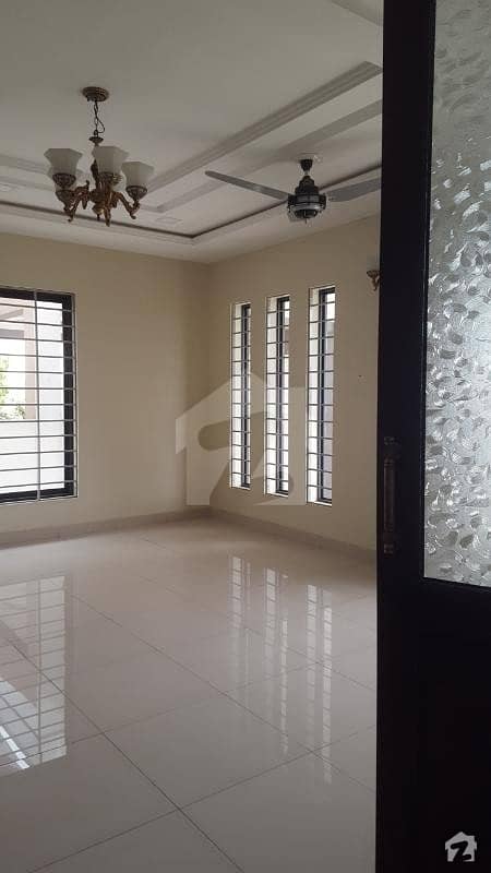 1000 Sq Yd Upper And Basement House For Rent