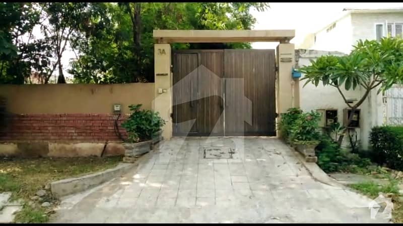 Luxurious 924.44 Sq. yd Home In Central Location Of CDA Sector F-8/2 Islamabad