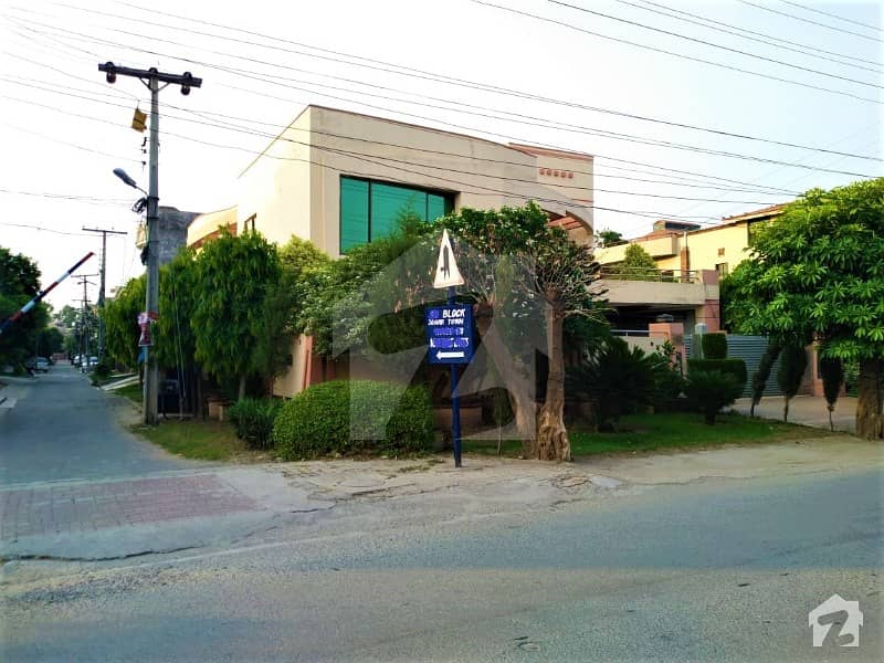 Corner 1 Kanal Used House For Sale On 60 Feet Road Near To Canal Road and Emporium Mall