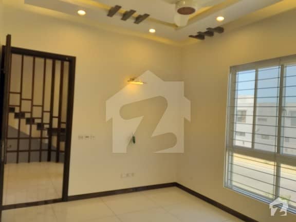 ڈی ایچ اے فیز 8 ڈی ایچ اے کراچی میں 3 کمروں کا 4 مرلہ مکان 4.9 کروڑ میں برائے فروخت۔