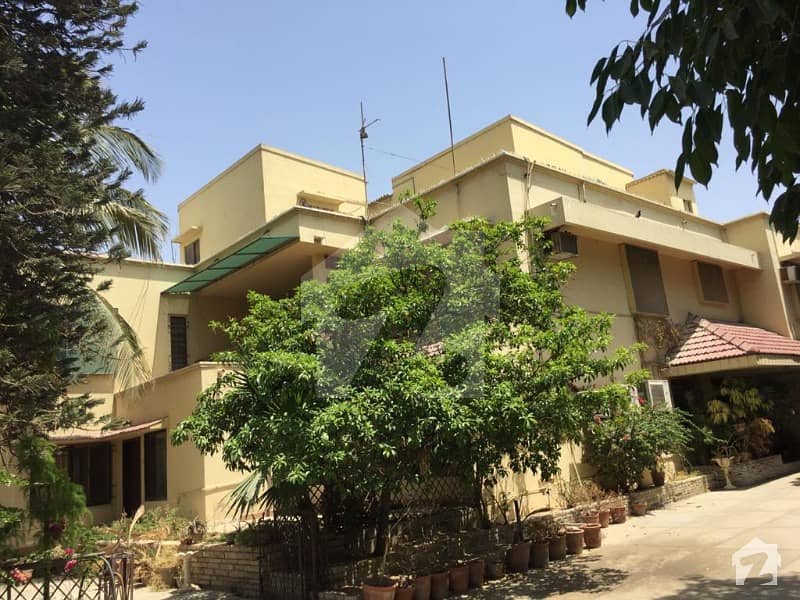 پی ای سی ایچ ایس بلاک 6 پی ای سی ایچ ایس جمشید ٹاؤن کراچی میں 11 کمروں کا 4 کنال مکان 32 کروڑ میں برائے فروخت۔