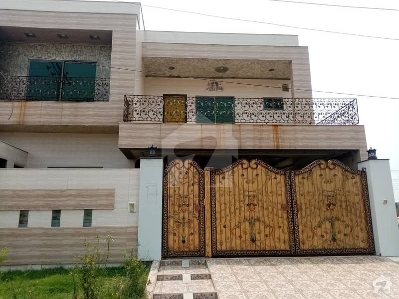 خیابان گرین ستیانہ روڈ فیصل آباد میں 11 مرلہ مکان 1.5 کروڑ میں برائے فروخت۔