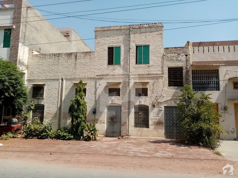 Old Construct House For Sale On Farid Town Road