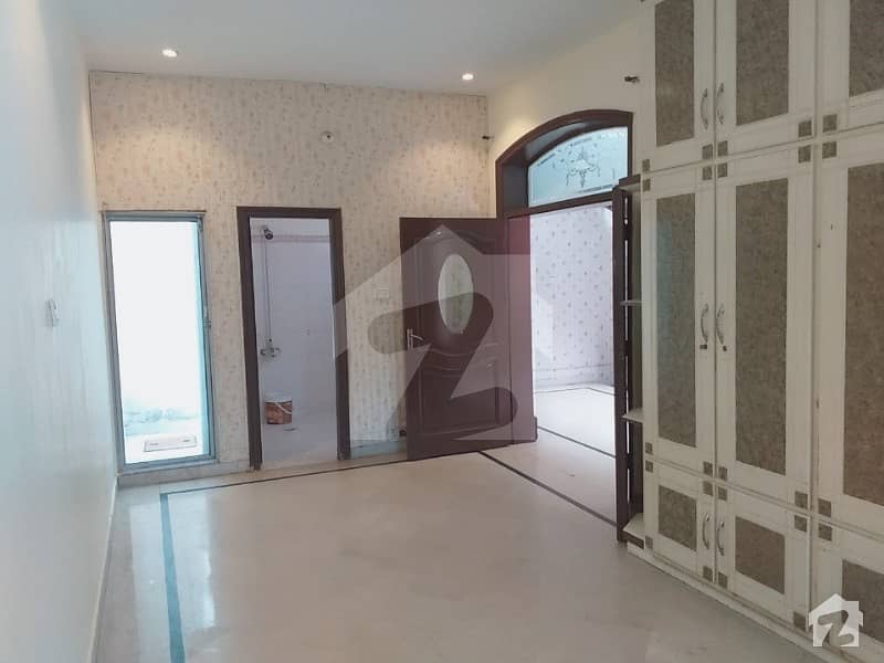 سوساں روڈ فیصل آباد میں 6 کمروں کا 7 مرلہ مکان 2.1 کروڑ میں برائے فروخت۔