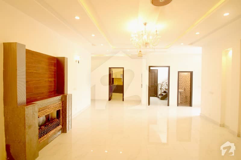 ڈی ایچ اے فیز 8 ڈیفنس (ڈی ایچ اے) لاہور میں 4 کمروں کا 10 مرلہ مکان 2.4 کروڑ میں برائے فروخت۔