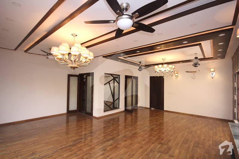 ڈی ایچ اے فیز 8 ڈیفنس (ڈی ایچ اے) لاہور میں 4 کمروں کا 10 مرلہ مکان 2.45 کروڑ میں برائے فروخت۔