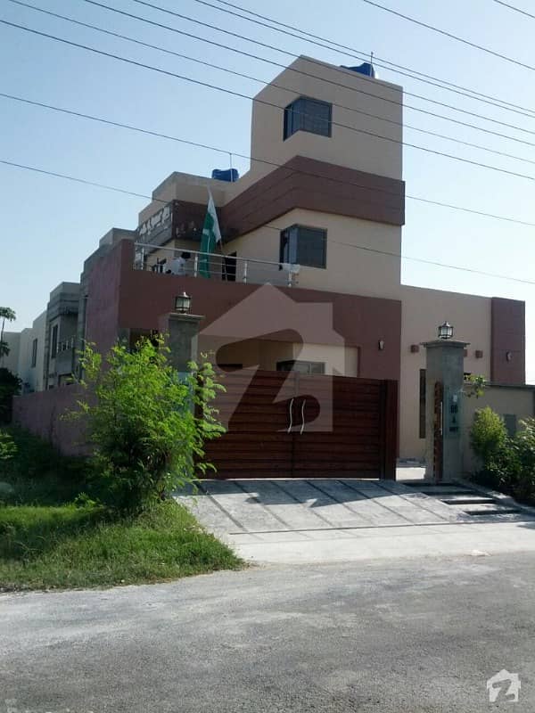 یو ای ٹی ہاؤسنگ سوسائٹی لاہور میں 11 کمروں کا 2 کنال مکان 6.5 کروڑ میں برائے فروخت۔