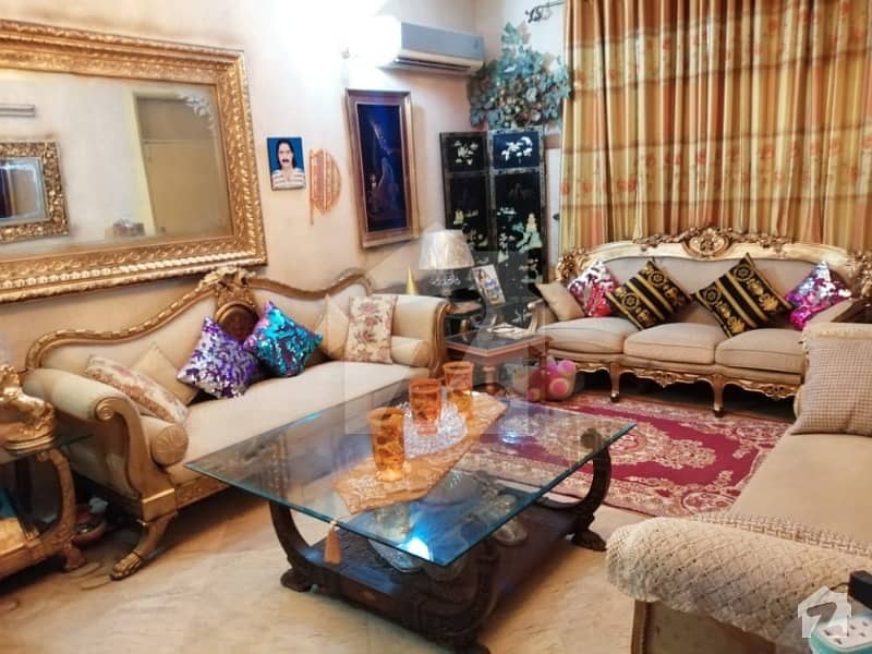 علامہ اقبال ٹاؤن لاہور میں 5 کمروں کا 10 مرلہ مکان 2.5 کروڑ میں برائے فروخت۔