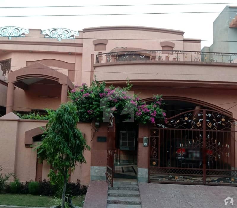 مسلم ٹاؤن فیصل آباد میں 7 کمروں کا 17 مرلہ مکان 2.75 کروڑ میں برائے فروخت۔