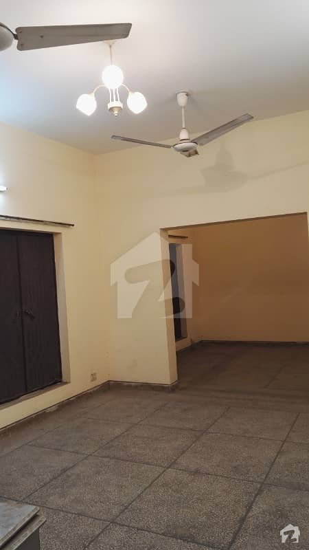 پی اے ایف آفیسرز کالونی کینٹ لاہور میں 3 کمروں کا 12 مرلہ مکان 45 ہزار میں کرایہ پر دستیاب ہے۔