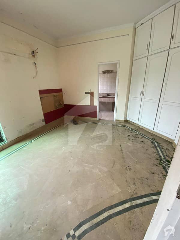 گلبرگ لاہور میں 3 کمروں کا 10 مرلہ مکان 1.2 لاکھ میں کرایہ پر دستیاب ہے۔