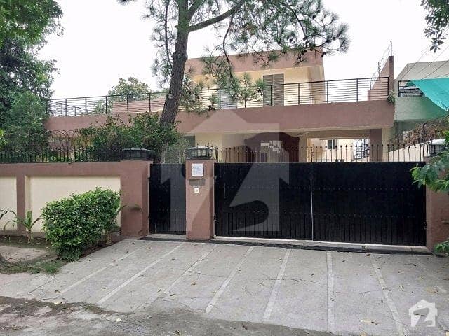 کینٹ لاہور میں 7 کمروں کا 2 کنال مکان 3.75 لاکھ میں کرایہ پر دستیاب ہے۔