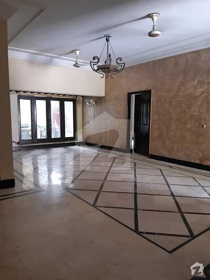 کریم ٹاؤن فیصل آباد میں 6 کمروں کا 17 مرلہ مکان 2 کروڑ میں برائے فروخت۔
