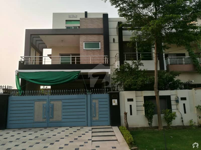 پی جی ای سی ایچ ایس فیز 2 پنجاب گورنمنٹ ایمپلائیز سوسائٹی لاہور میں 5 کمروں کا 10 مرلہ مکان 2 کروڑ میں برائے فروخت۔