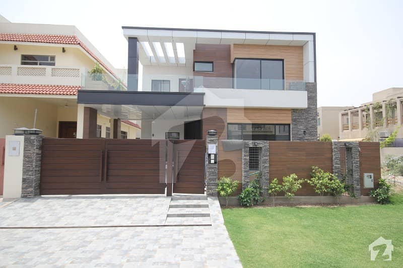 Beautiful 10 Marla Luxury Bungalow For Sale In Dha Phase 8 AIR AVENUE out off market  Near to Mosque park and commercial