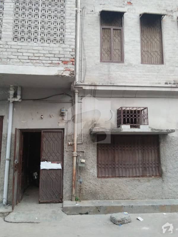 ٹمپل روڈ لاہور میں 6 کمروں کا 3 مرلہ مکان 1.5 کروڑ میں برائے فروخت۔