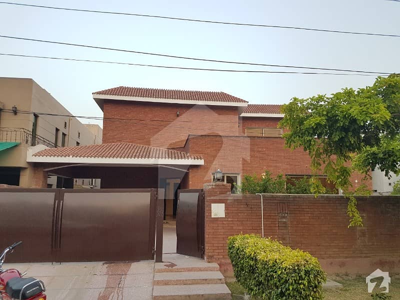 ڈی ایچ اے فیز 4 ڈیفنس (ڈی ایچ اے) لاہور میں 5 کمروں کا 1 کنال مکان 1.25 لاکھ میں کرایہ پر دستیاب ہے۔