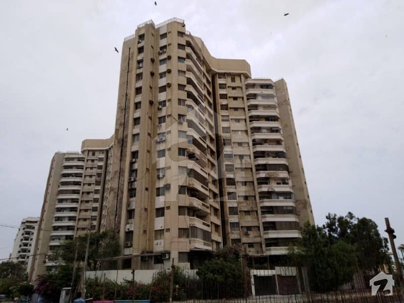 کلفٹن ۔ بلاک 2 کلفٹن کراچی میں 4 کمروں کا 14 مرلہ فلیٹ 4 کروڑ میں برائے فروخت۔