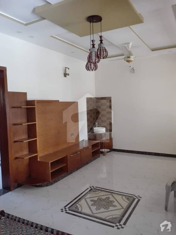 طارق گارڈنز لاہور میں 5 کمروں کا 10 مرلہ مکان 95 ہزار میں کرایہ پر دستیاب ہے۔