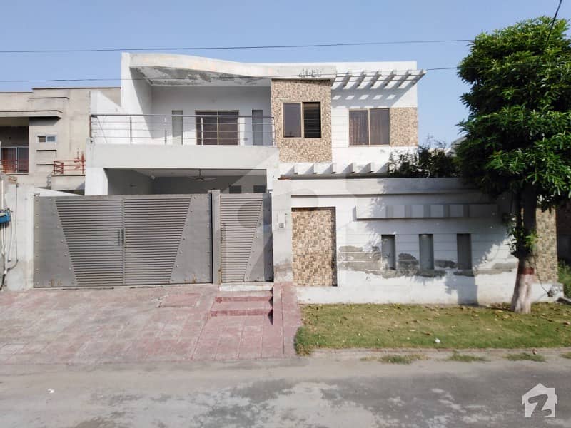 حسن ولاز فیصل آباد میں 4 کمروں کا 12 مرلہ مکان 2 کروڑ میں برائے فروخت۔