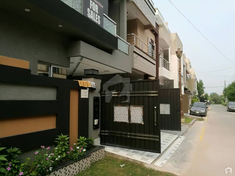ایڈن بولیوارڈ ہاؤسنگ سکیم کالج روڈ لاہور میں 5 کمروں کا 5 مرلہ مکان 1.15 کروڑ میں برائے فروخت۔