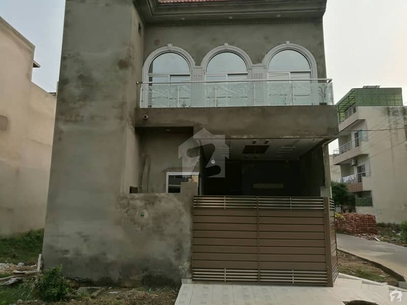 ایڈن بولیوارڈ ہاؤسنگ سکیم کالج روڈ لاہور میں 4 کمروں کا 5 مرلہ مکان 1.15 کروڑ میں برائے فروخت۔