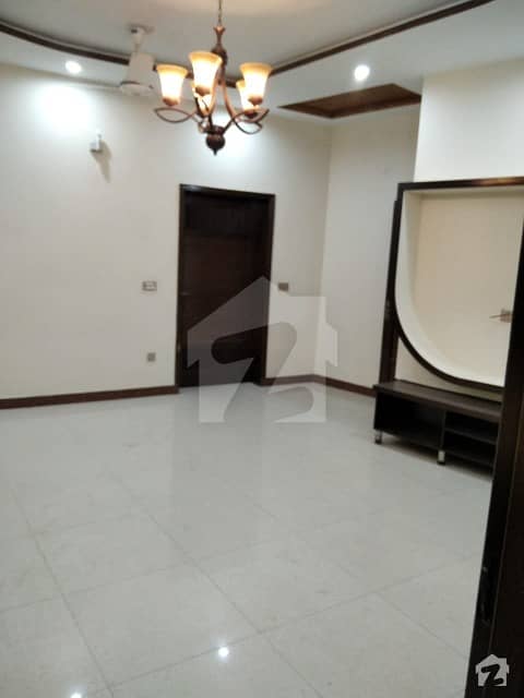 10 marla beautifull house available for rent in model town vvvip location