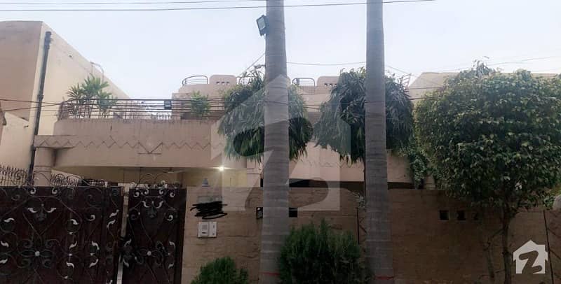 Johar Town 20 Marla Facing Canal 20 Year Old House For Sale