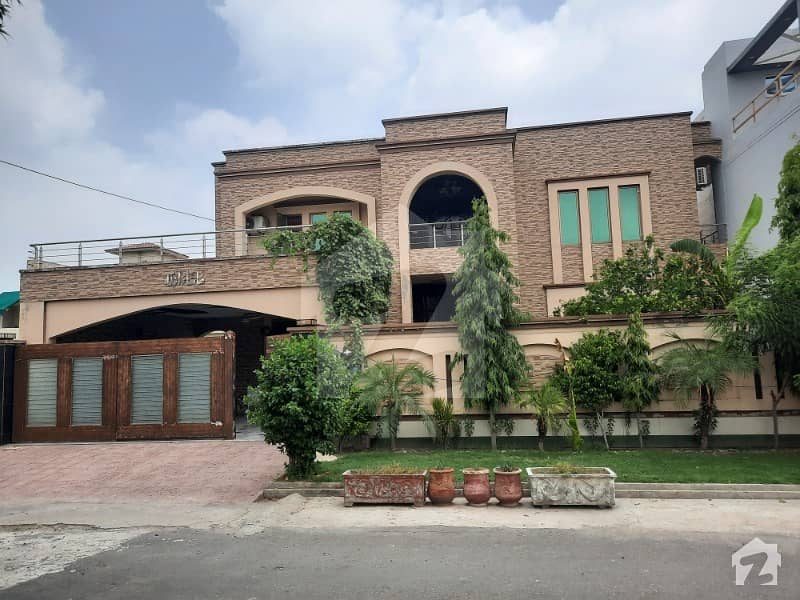 خیابانِ گارڈنز فیصل آباد میں 6 کمروں کا 1.05 کنال مکان 5 کروڑ میں برائے فروخت۔