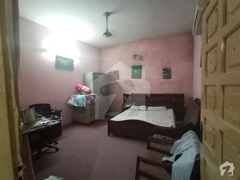 حاجی پورہ روڈ سیالکوٹ میں 5 کمروں کا 3 مرلہ مکان 60 لاکھ میں برائے فروخت۔