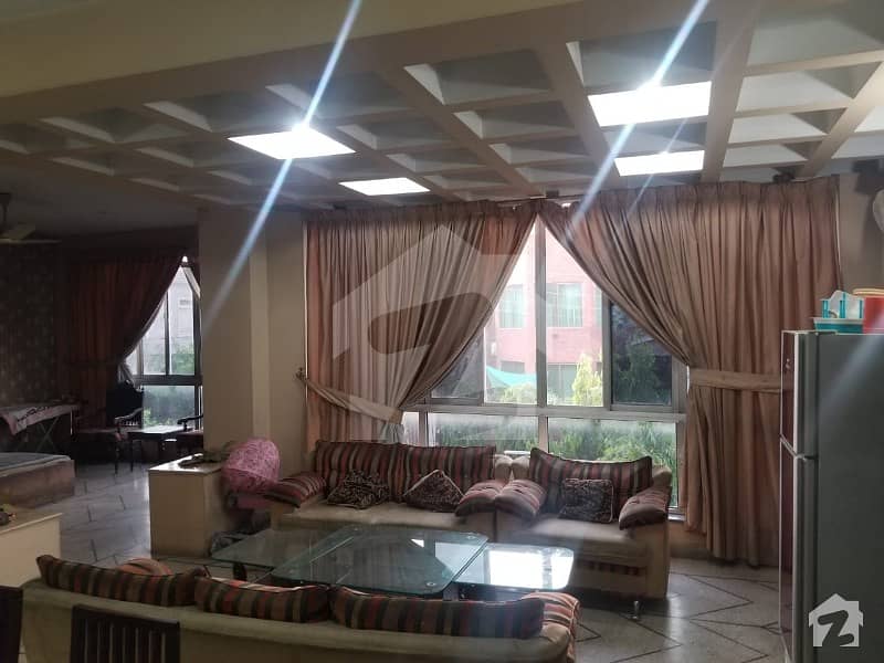 سعید کالونی فیصل آباد میں 5 کمروں کا 19 مرلہ مکان 5.5 کروڑ میں برائے فروخت۔