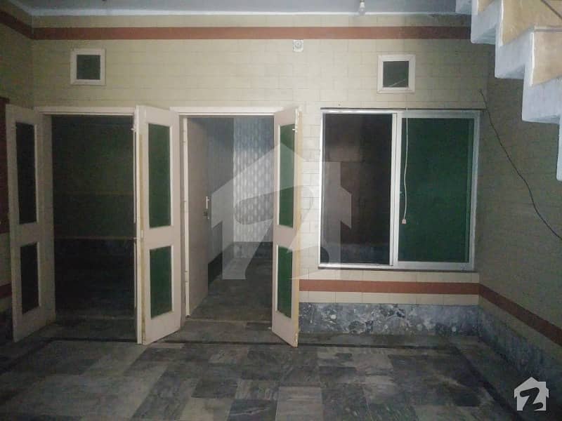 جھنگ روڈ فیصل آباد میں 6 کمروں کا 3 مرلہ مکان 24 ہزار میں کرایہ پر دستیاب ہے۔