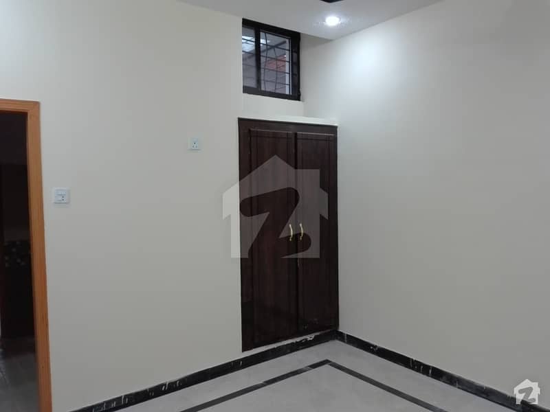 ڈی ۔ 17 اسلام آباد میں 5 کمروں کا 9 مرلہ مکان 1.65 کروڑ میں برائے فروخت۔