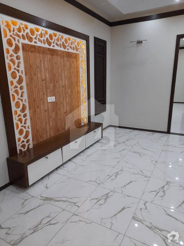 ڈی ایچ اے فیز 4 ڈی ایچ اے کراچی میں 5 کمروں کا 12 مرلہ مکان 9.2 کروڑ میں برائے فروخت۔
