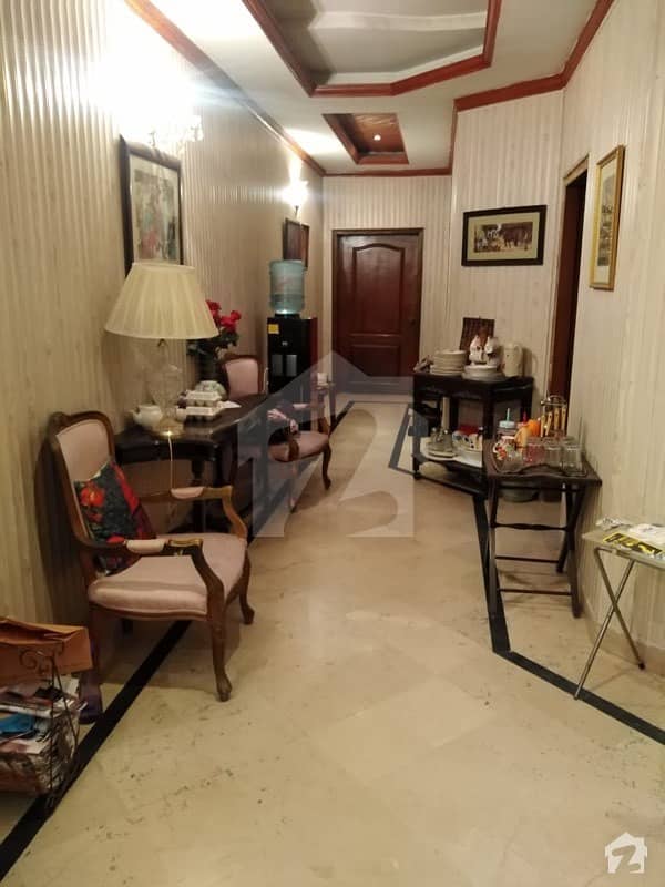 کیولری ایکسٹینشن لاہور میں 5 کمروں کا 10 مرلہ مکان 2.1 کروڑ میں برائے فروخت۔