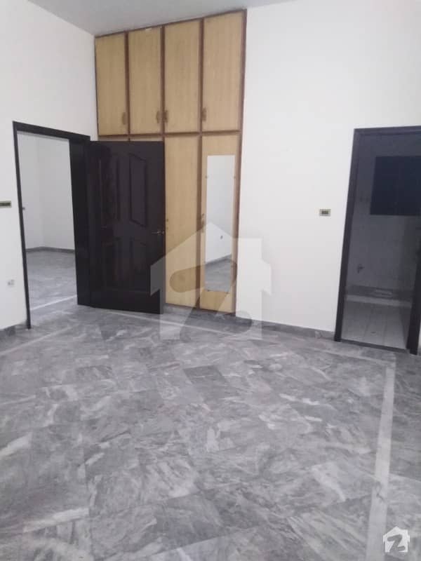 2700  Square Feet Lower Portion In Cantt For Rent