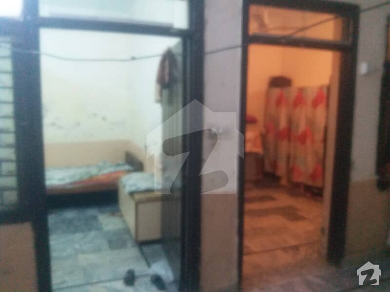 ظفر الحق روڈ راولپنڈی میں 4 کمروں کا 2 مرلہ مکان 40 لاکھ میں برائے فروخت۔