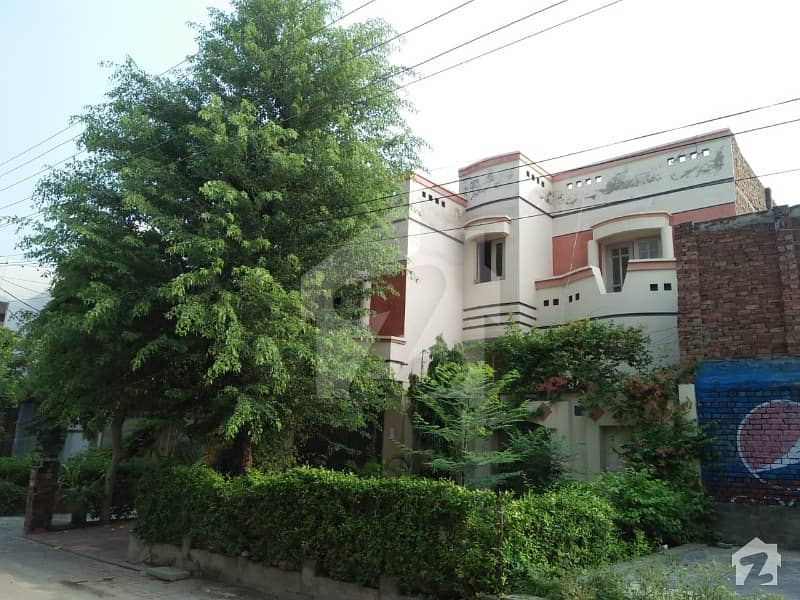 نثار کالونی فیصل آباد میں 5 کمروں کا 10 مرلہ مکان 2.65 کروڑ میں برائے فروخت۔