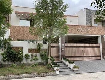 خیابانِ گارڈنز فیصل آباد میں 5 کمروں کا 12 مرلہ مکان 3.1 کروڑ میں برائے فروخت۔