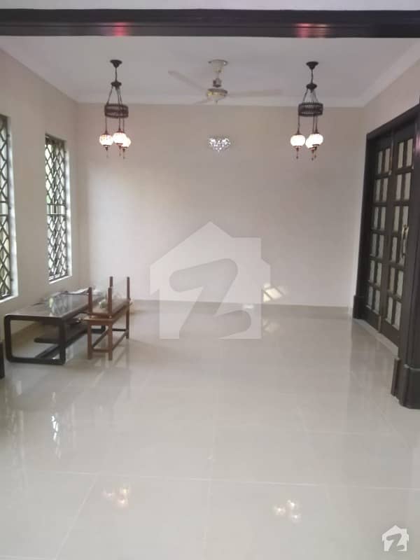 10 Marla Corner House 5 Bedrooms Drawing Dining 2 Kitchen Green Lawn Best Location And Condition
